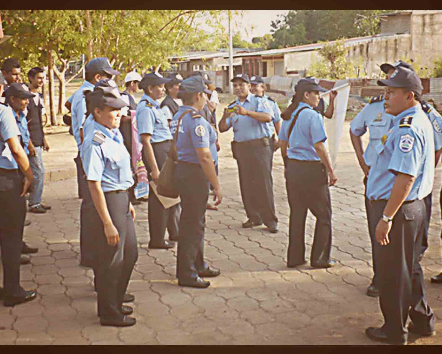 OBLIGACIÓN POLICIAL A PROTEGER Y AMPARAR